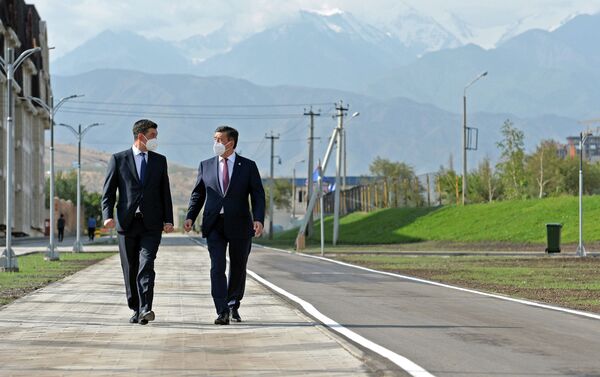 Пресс-служба главы государства сообщает, что он посетил отстроенный парк и отметил, что каждое время имеет своих героев - Sputnik Кыргызстан