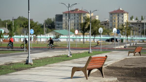 Скамейки в строящемся новом парке в южной части Бишкека - Sputnik Кыргызстан