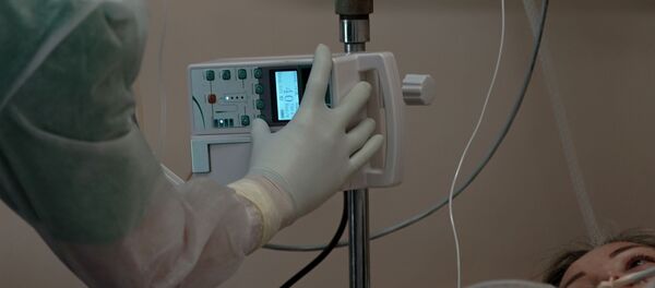 Бейтапты ИВЛ аппаратына кошуп жаткан дарыгер. Архив - Sputnik Кыргызстан