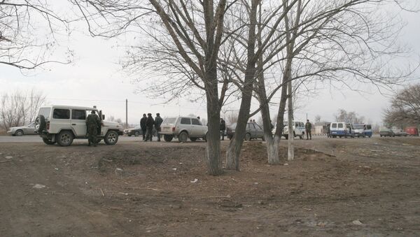 Сотрудники милиции на месте обнаружение тела молодого человека у речки Аламедин в Чуйской области - Sputnik Кыргызстан