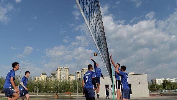 Молодые парни играют в волейбол в новом парке в южной части Бишкека - Sputnik Кыргызстан