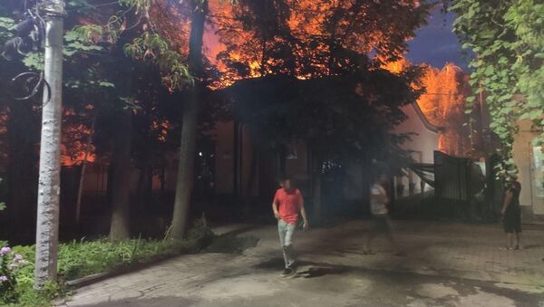 В Бишкеке горит здание рядом с кафе Навигатор — прямой эфир - Sputnik Кыргызстан