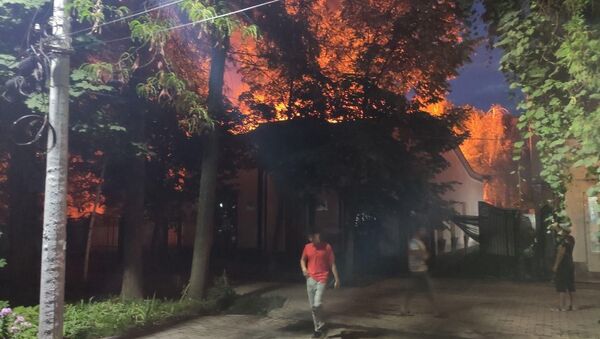 Пожар на пересечении улиц Московской и Раззакова - Sputnik Кыргызстан