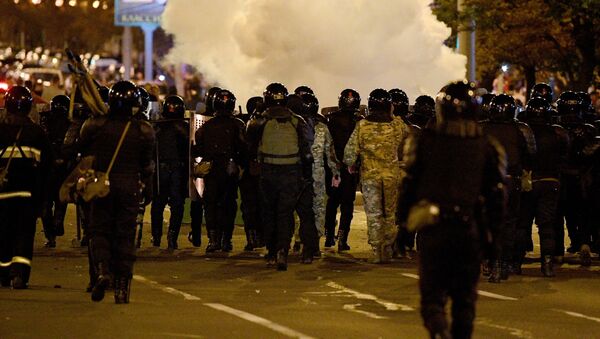 Сотрудники правоохранительных органов во время акции протеста в Минске. - Sputnik Кыргызстан