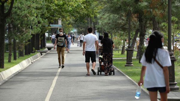 Люди на улице Бишкека. Архивное фото - Sputnik Кыргызстан