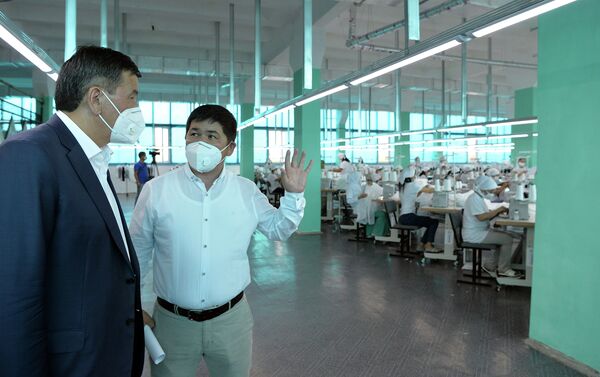 Президент Сооронбай Жээнбеков ознакомился с деятельностью текстильной фабрики Cool Bros в городе Кызыл-Кие Баткенской области. - Sputnik Кыргызстан