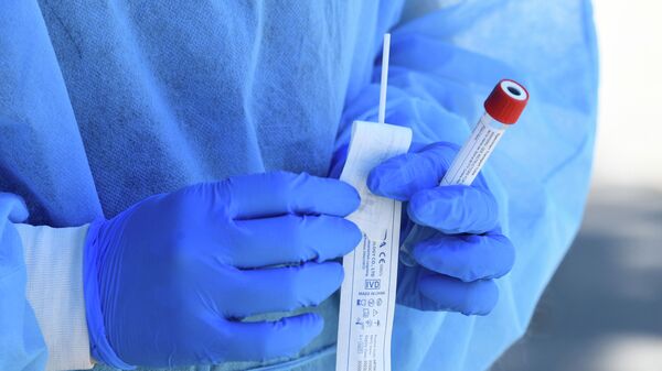 Медицинский работник собирает анализы на коронавирус. Архивное фото - Sputnik Кыргызстан