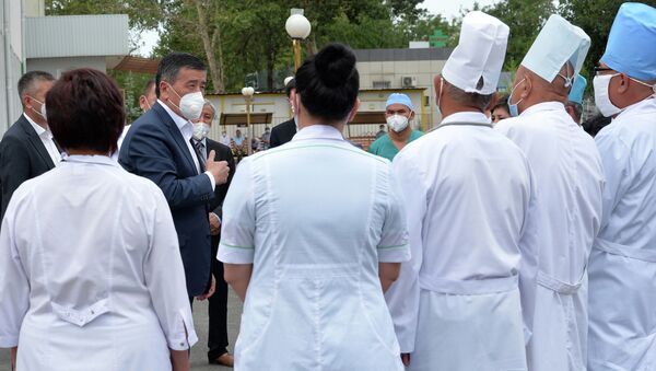 Президент КР Сооронбай Жээнбеков во время ознакомления с деятельностью медицинских объектов Джалал-Абадской области в рамках рабочей поездки - Sputnik Кыргызстан