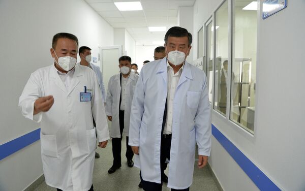 Будут приложены все усилия к улучшению социального положения врачей и повышению их зарплат, заявил президент Сооронбай Жээнбеков - Sputnik Кыргызстан