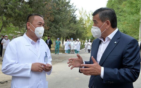 Он побеседовал с врачами и отметил, что коронавирус остро выявил проблему нехватки больниц и медицинских кадров - Sputnik Кыргызстан