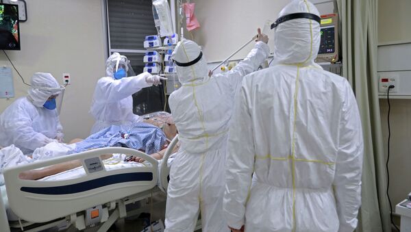 Врачи оказывают помощь пациенту с COVID-19 в отделении интенсивной терапии больницы. Архивное фото - Sputnik Кыргызстан