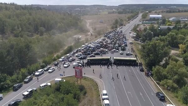 Колонна тракторов двигалась в столицу на митинг — видео из Молдовы - Sputnik Кыргызстан