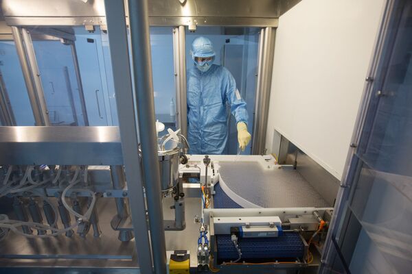 Производство вакцины от COVID-19 на фармацевтическом заводе Биннофарм - Sputnik Кыргызстан