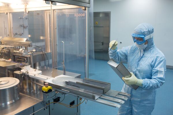 Производство вакцины от COVID-19 на фармацевтическом заводе Биннофарм - Sputnik Кыргызстан