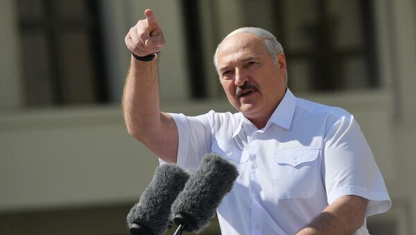 Президент Белоруссии Александр Лукашенко выступает на митинге, организованном в его поддержку на площади Независимости в Минске. - Sputnik Кыргызстан