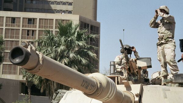 Американские солдаты наблюдают за порядком на улице Багдада. Архивное фото - Sputnik Кыргызстан