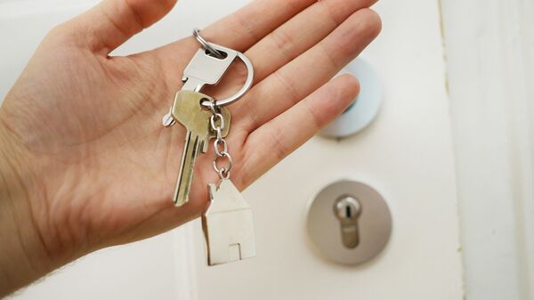 Мужчина держит ключи от квартиры. Иллюстративное фото - Sputnik Кыргызстан