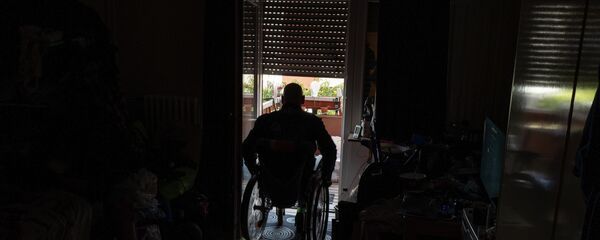 Мужчина в инвалидной коляске. Архивное фото Мужчина в инвалидной коляске. Архивное фото - Sputnik Кыргызстан