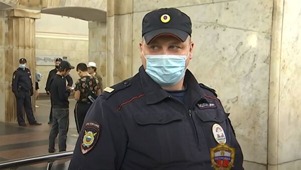 Полицейский спас упавшего на рельсы за миг до наезда поезда. Видео из Москвы - Sputnik Кыргызстан