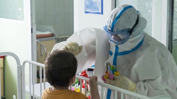 Медик с юным пациентом больницы. Архивное фото - Sputnik Кыргызстан