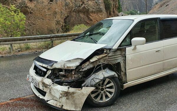 В ущелье возле города Кара-Куля Токтогульского района столкнулись два автомобиля, два человека госпитализированы. - Sputnik Кыргызстан