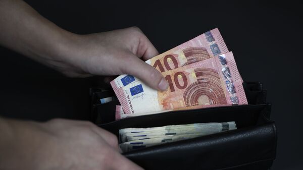 Банкноты евро, которые вынимают из бумажника. Архивное фото - Sputnik Кыргызстан