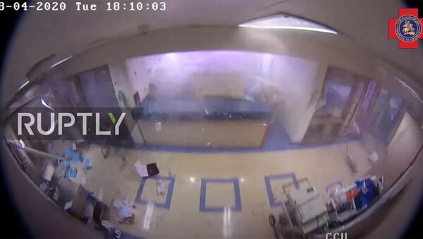 Момент разрушения госпиталя с людьми во время взрыва в Бейруте. Видео - Sputnik Кыргызстан