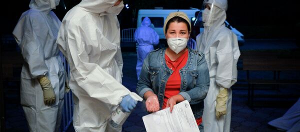 Түнкү стационардагы медицина кызматкелери жана бейтап. Архив - Sputnik Кыргызстан