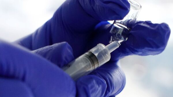 Медициналык кызматкер шприцти сасык тумоого каршы вакцина менен даярдап турат. Архив - Sputnik Кыргызстан