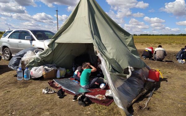 Стихийный лагерь с кыргызстанцами на границе с Казахстаном - Sputnik Кыргызстан