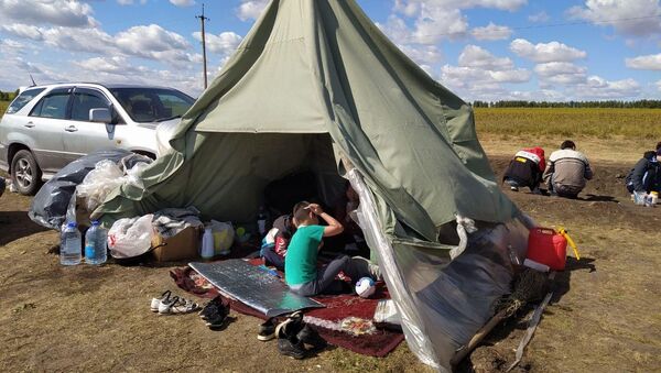 Стихийный лагерь с кыргызстанцами на границе с Казахстаном. Архивное фото - Sputnik Кыргызстан