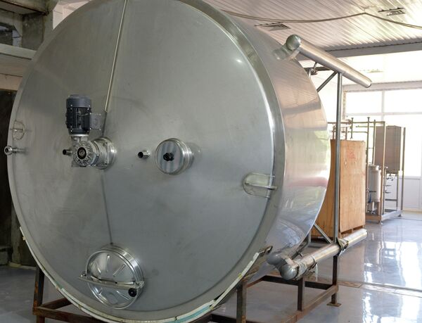 Жээнбеков Кочкордогу сүт иштетүүчү ири заводдун курулушун көрдү. Сүрөт - Sputnik Кыргызстан