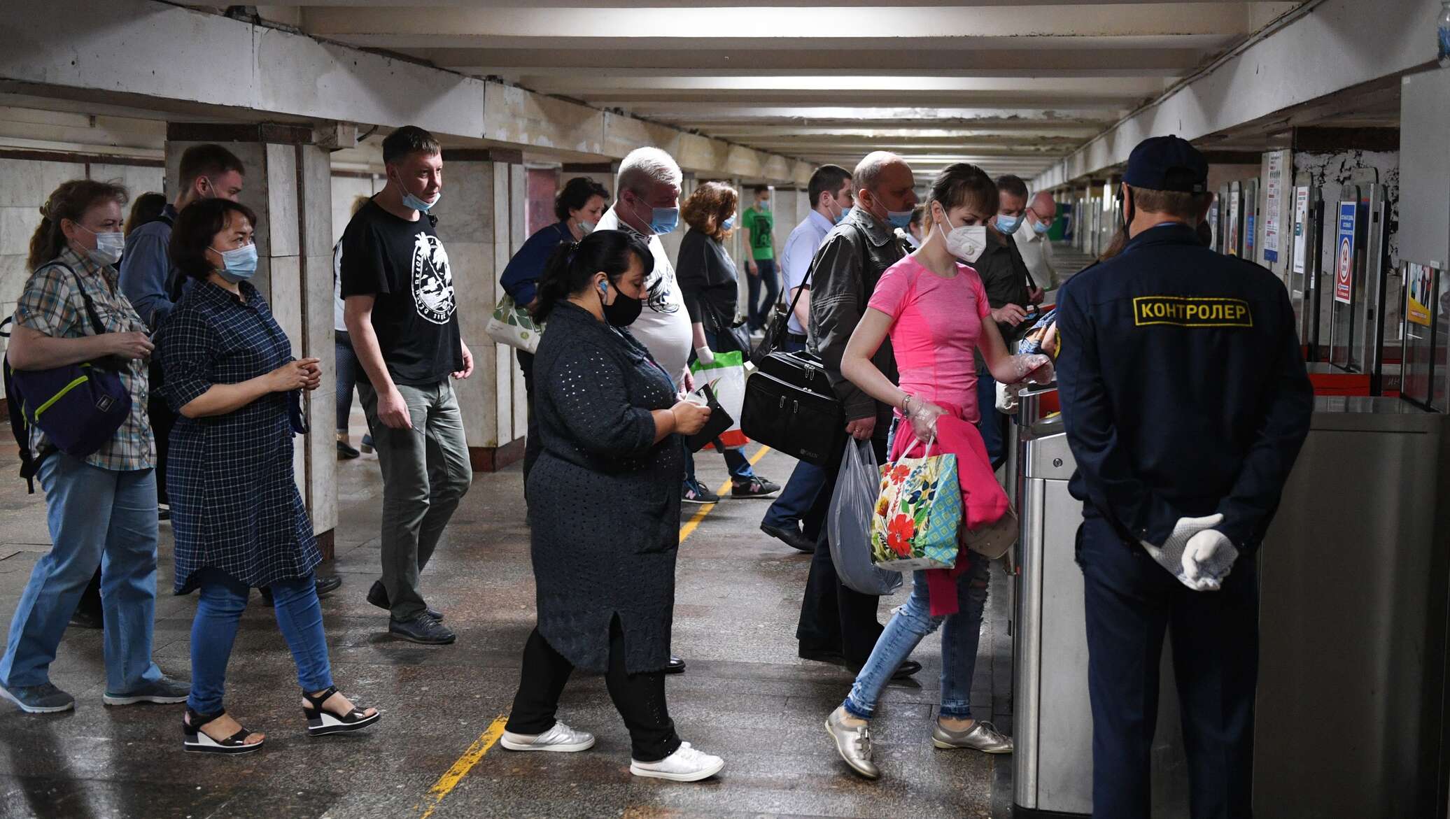 Ходит ли человек. Полиция в Московском метро масочный режим. Полиция в масках в метро. Контролеры в метро. Штраф за маску в метро.