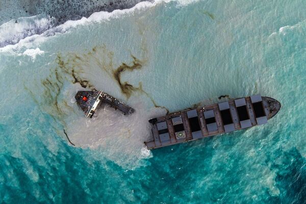 Вид сверху на разломившийся балкер MV Wakashio у берегов Маврикия  - Sputnik Кыргызстан