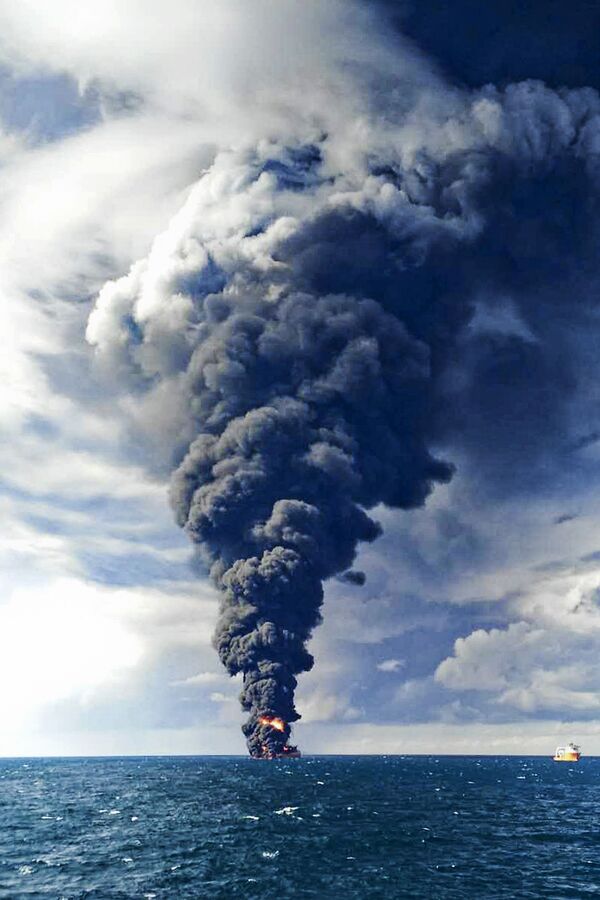 Дым от горящего иранского нефтяного танкера Sanchi в Восточно-Китайском море, 2018 год  - Sputnik Кыргызстан