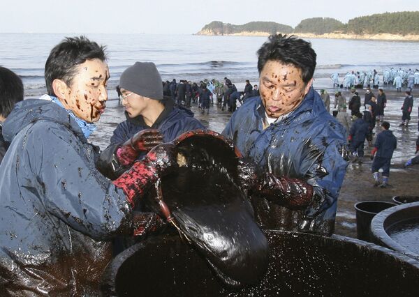 Жители собирают разлившуюся нефть в Южной Корее, 2007 год  - Sputnik Кыргызстан