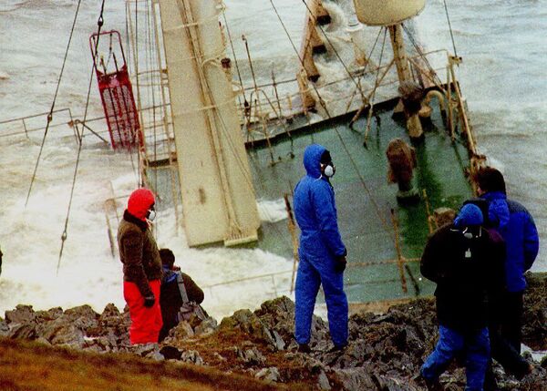 Нефтяной танкер Braer, затонувший у берегов Шотландии в 1993 году, 1993 год - Sputnik Кыргызстан
