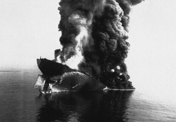 Дым поднимается от тонущего нефтяного танкера Haven, потерпевшего крушение у берегов Италии, 1991 год - Sputnik Кыргызстан