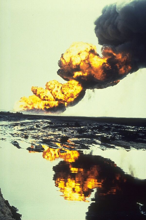 Нефтяной пожар в Кувейте во время войны в Персидском заливе, 1991 год  - Sputnik Кыргызстан