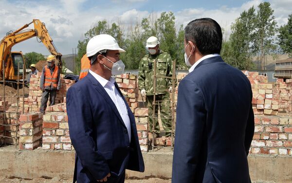 Президент Сооронбай Жээнбеков в рамках рабочей поездки по Нарынской области ознакомился c ходом строительства средней школы в селе Кенеш - Sputnik Кыргызстан