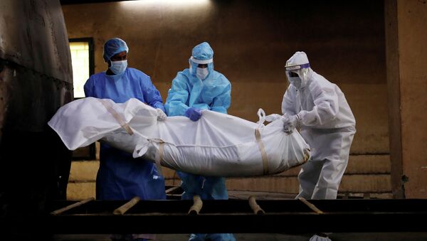 Медицинские работники несут тело умершего. Архивное фото - Sputnik Кыргызстан