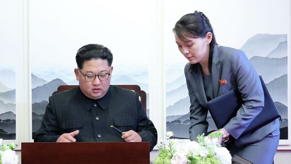 Түндүк Кореянын лидери Ким Чен Ын жана карындашы Ким Е Чжон. Архив - Sputnik Кыргызстан