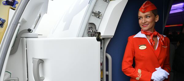 Стюардесса на борту пассажирского самолета. Архивное фото - Sputnik Кыргызстан