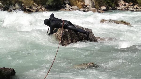 Поиски МЧС девушки упавшей в реку Аламедин - Sputnik Кыргызстан