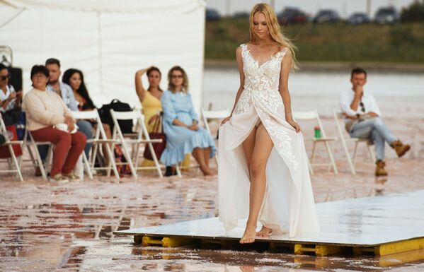 Модель демонстрирует одежду из новой коллекции бренда Dress Dreams на озере Сасык-Сиваш под Евпаторией - Sputnik Кыргызстан