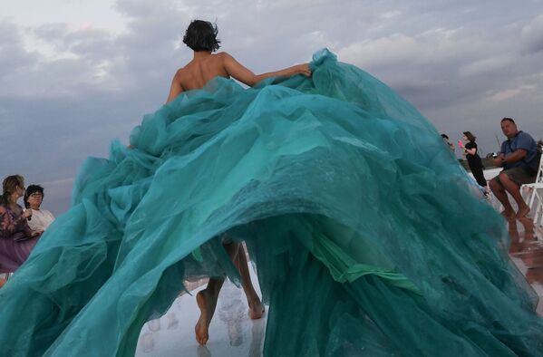 Модель демонстрирует одежду из новой коллекции бренда Marina Malina на озере Сасык-Сиваш под Евпаторией - Sputnik Кыргызстан