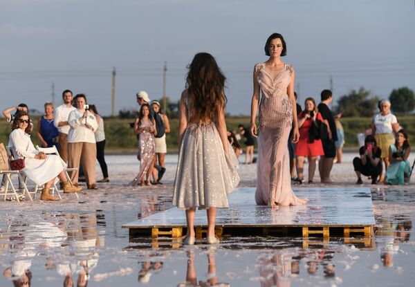 Модель демонстрирует одежду из новой коллекции бренда Dress Dreams на озере Сасык-Сиваш под Евпаторией - Sputnik Кыргызстан