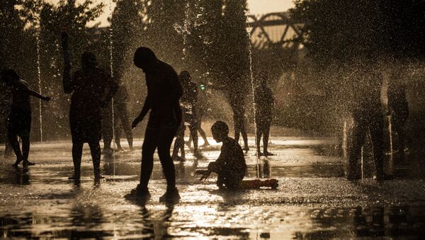 Горожане купаются в фонтане в жаркую погоду. Архивное фото - Sputnik Кыргызстан