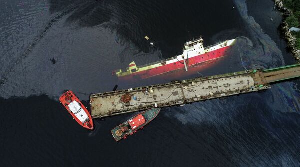 Ликвидация последствий разлива нефтепродуктов  судна Сайда в Мурманске - Sputnik Кыргызстан