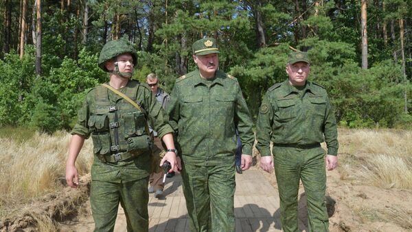 Александр Лукашенко посетил военный полигон  - Sputnik Кыргызстан